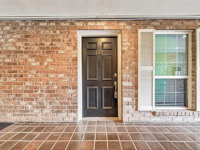 359 N Post Oak Ln #127 — Photo 4