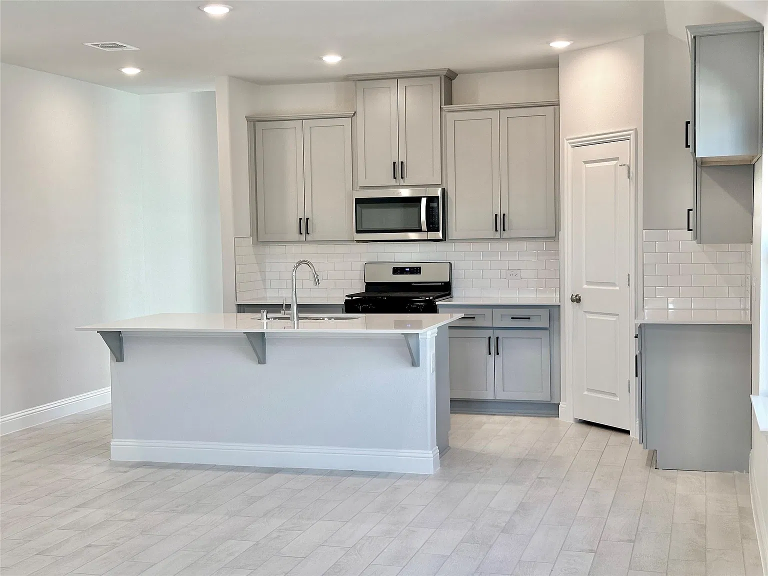 3 bed, 1981 sqft, $2,100 — Photo 3
