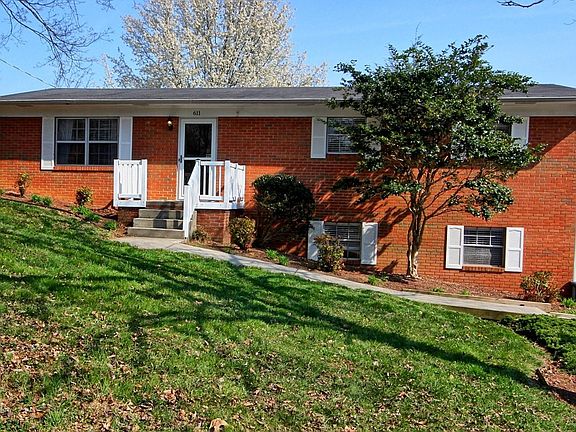2nd image of 611 Lakeland Pl NE