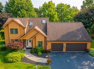 27 Glen Valley Dr, Penfield, NY 14526