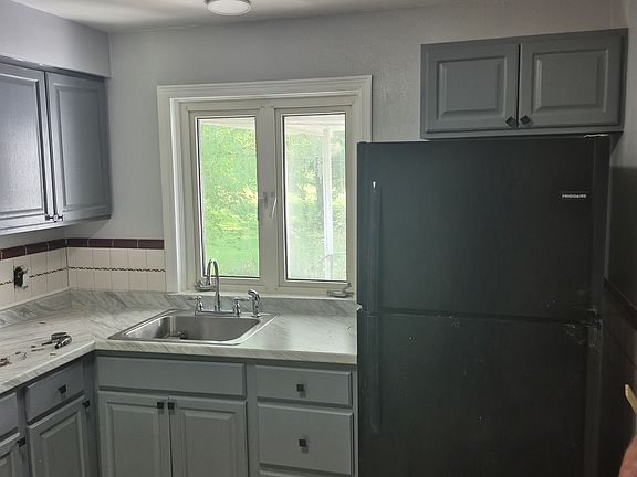 3rd image of 8 Forest Home Ct