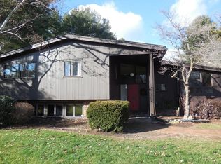 15 Lindor Hts, Holyoke, MA 01040