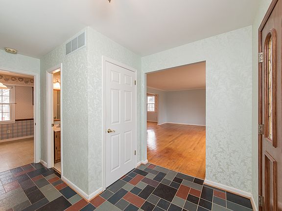 2nd image of 509 Applewood Dr