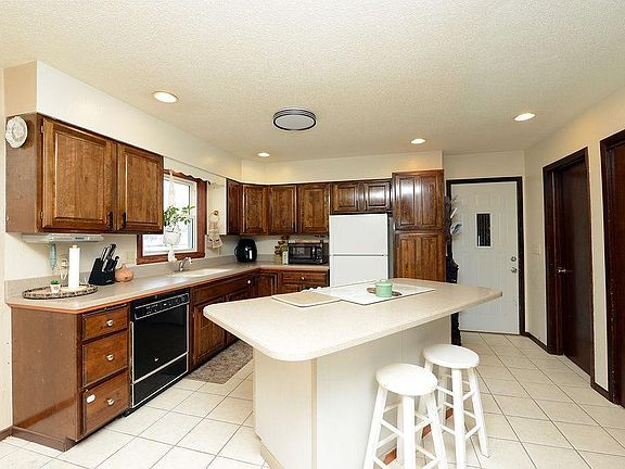 4th image of 631 7th Ave E