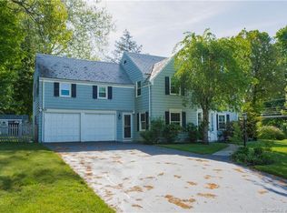 2 Harvest Ln, West Hartford, CT 06117