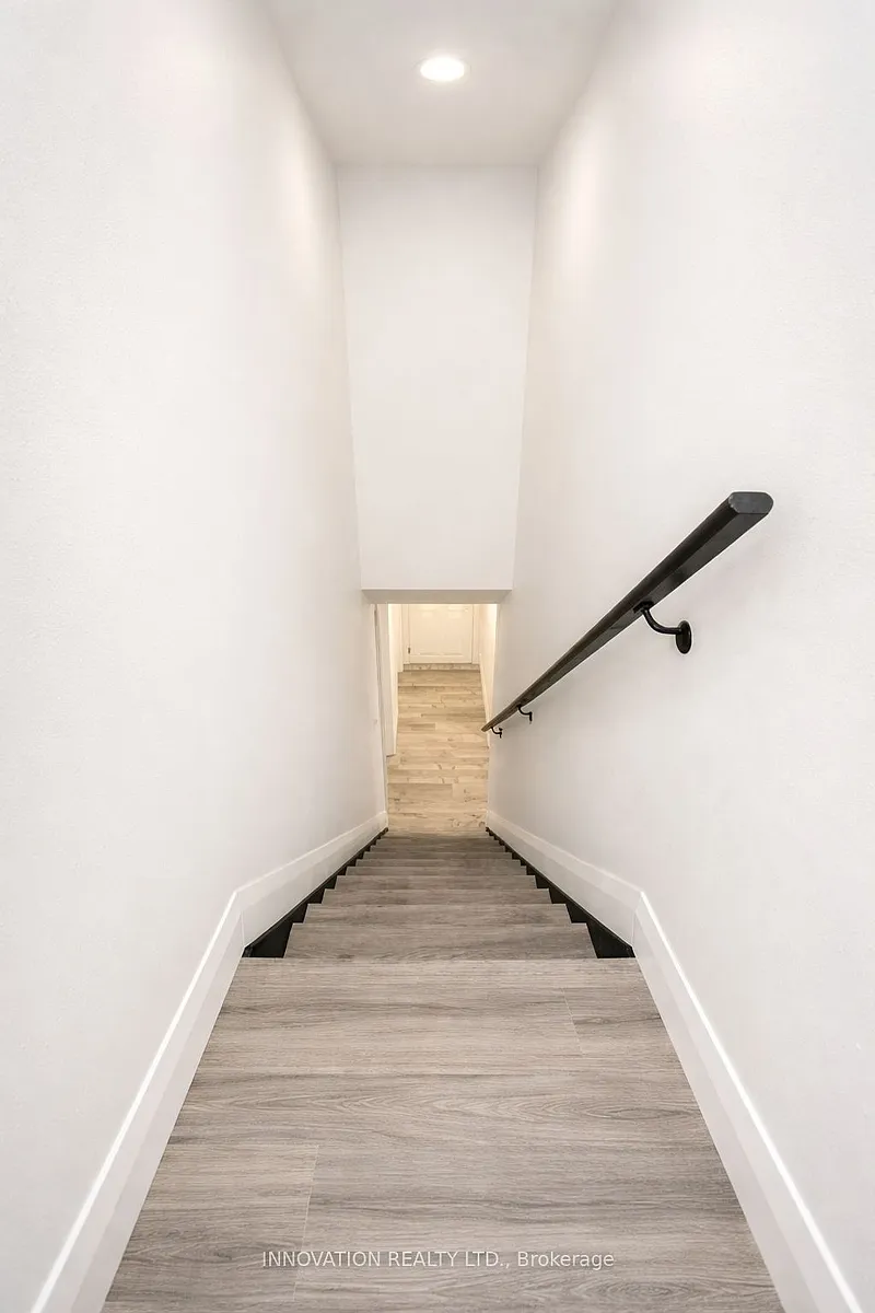 Building Photo - 21 Parkside Cres #B