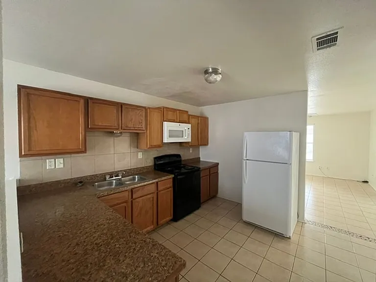 3408 Barcelona Dr — Photo 6