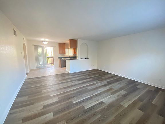 2nd image of 1000 Estes St Unit 43