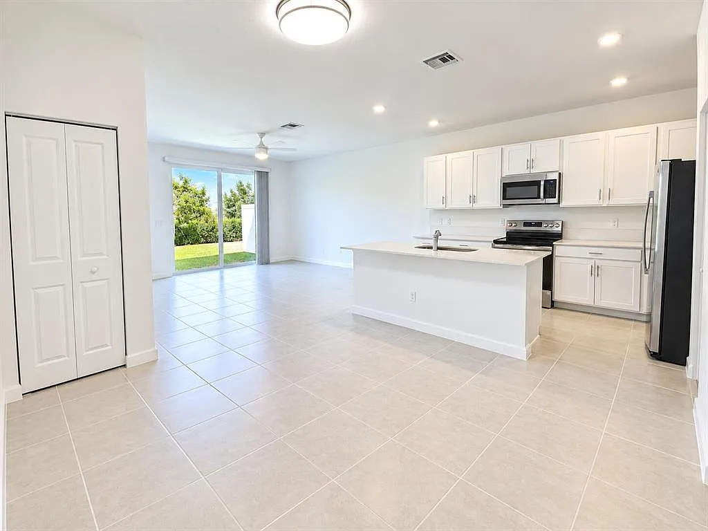 3 bed, 2.5 bath, 1632 sqft, $2,550 — Photo 3