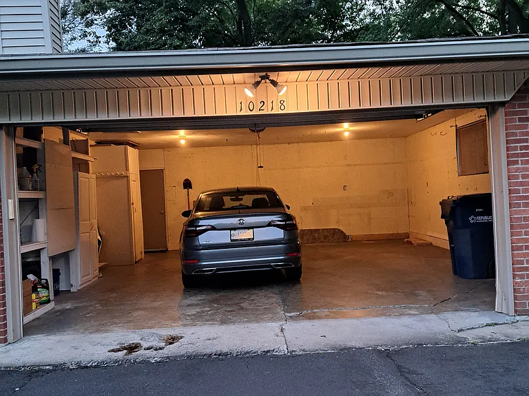2 1/2 car garage with keyless entry and 2 transmitters