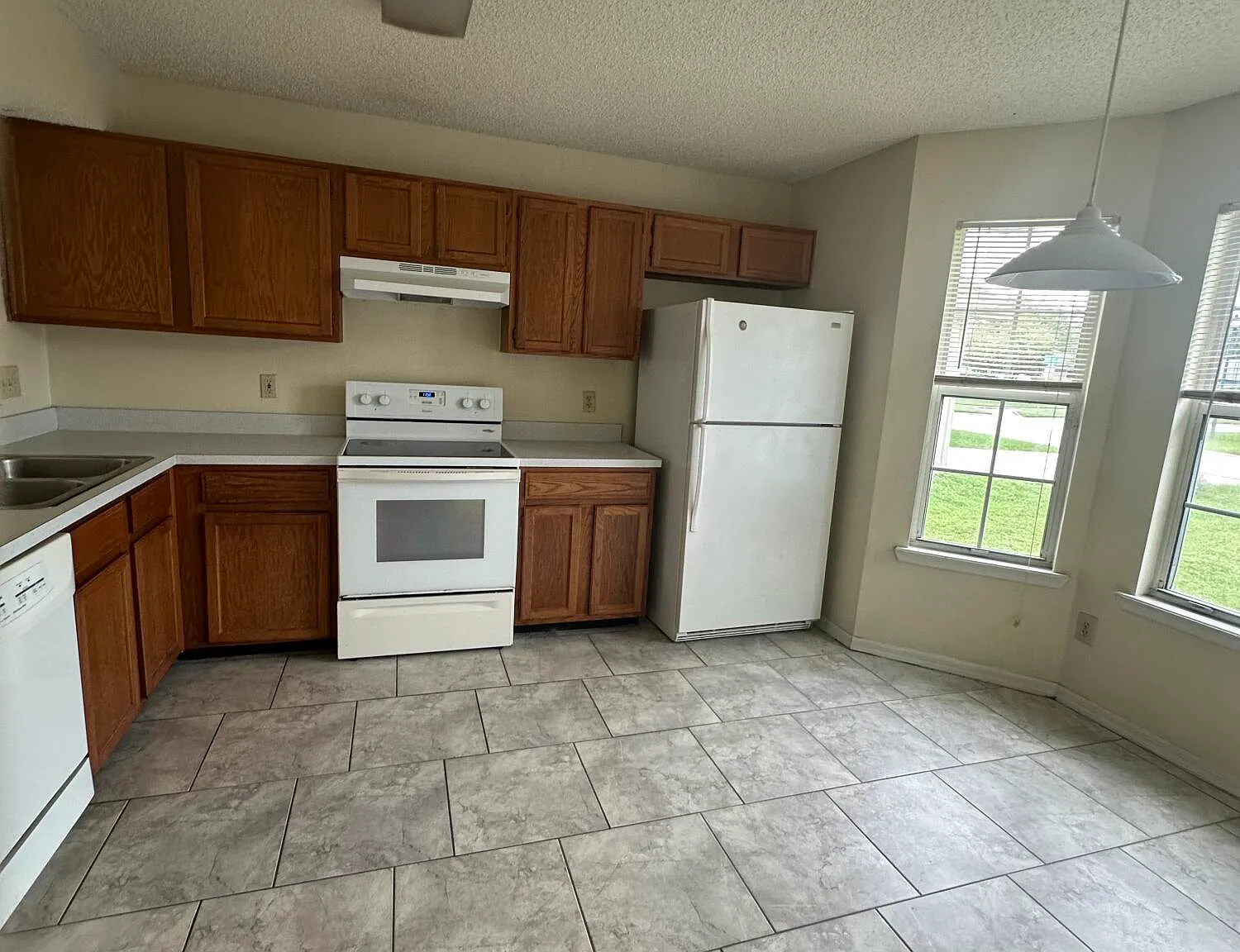 3 bed, 2.0 bath, 1460 sqft, $2,195 — Photo 2