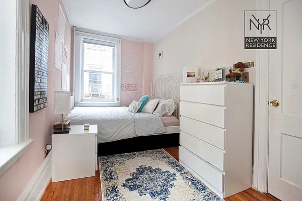 Sold by New York Residence | media 13