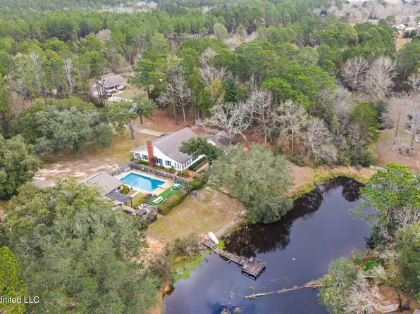 1921 Kingslea Dr, Gautier, MS 39553