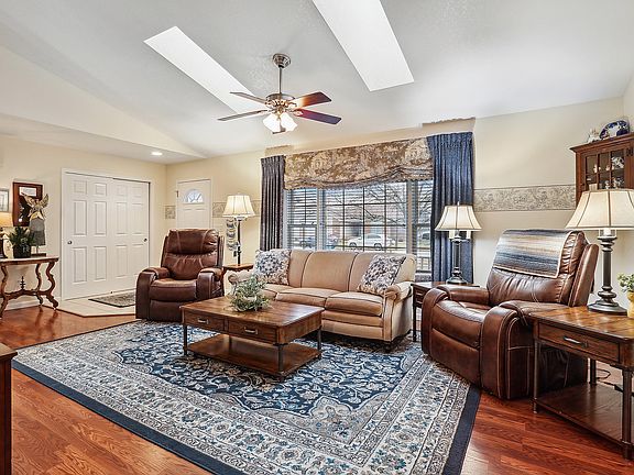 3rd image of 380 Highpoint Cir S