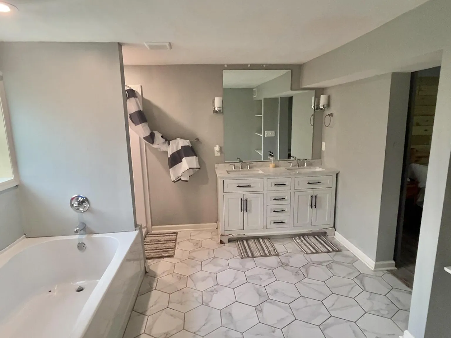 4 bed, 3.0 bath, 2200 sqft, $1,412 — Photo 4