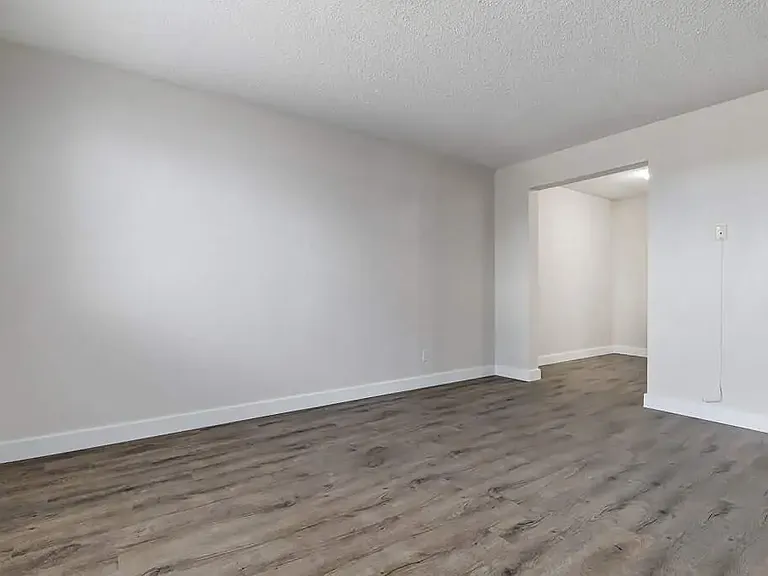 74 Dumont Cres — Photo 17