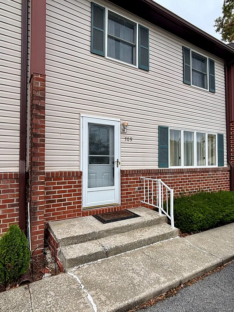 3 bed, 2.5 bath, 1472 sqft, $1,500 — Photo 2