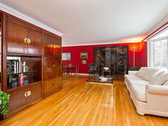 3rd image of 1015 Whitehall Dr