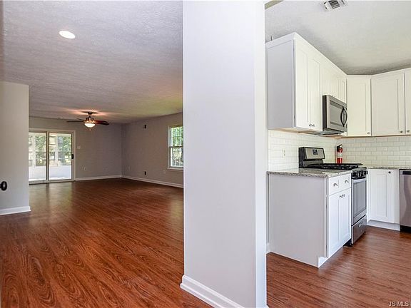 3rd image of 121 Lantern Pl