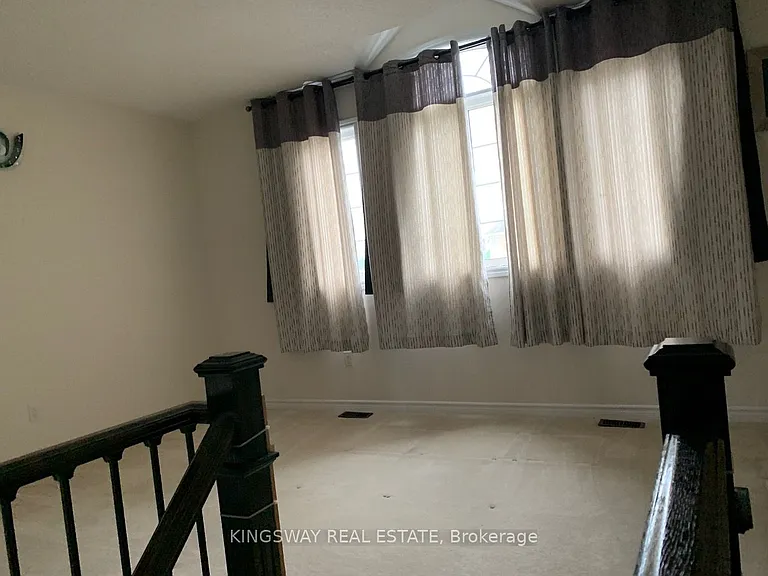 158 Minto Cres — Photo 9