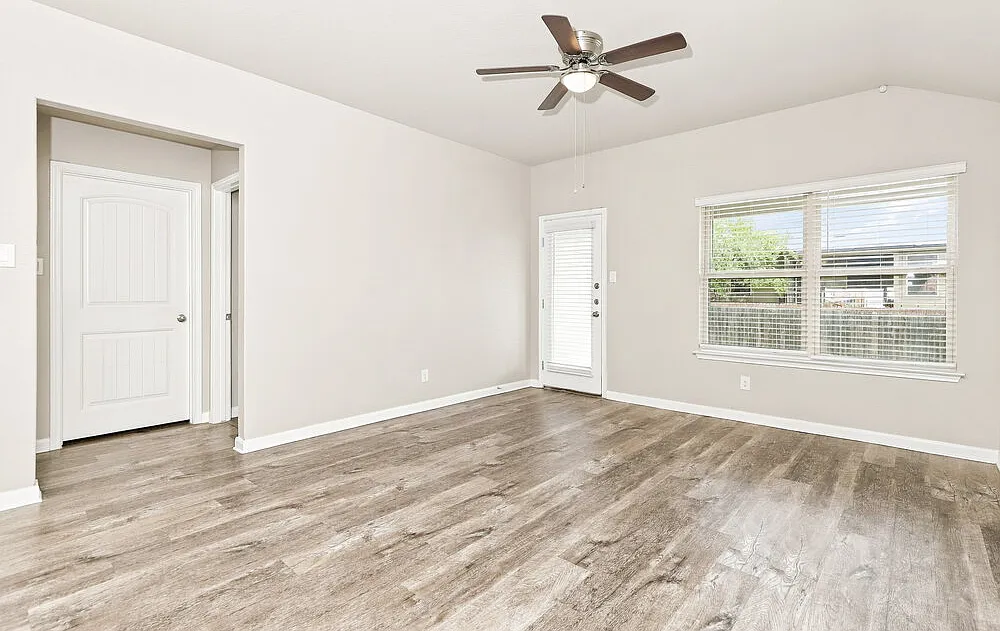 4 bed, 2.0 bath, 1692 sqft, $1,930 — Photo 4