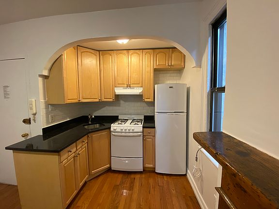 5th image of 23 Barrow St APT 3C