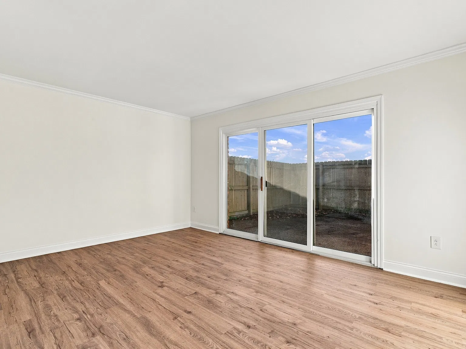 2 bed, 1.5 bath, 926 sqft, $2,200 — Photo 2
