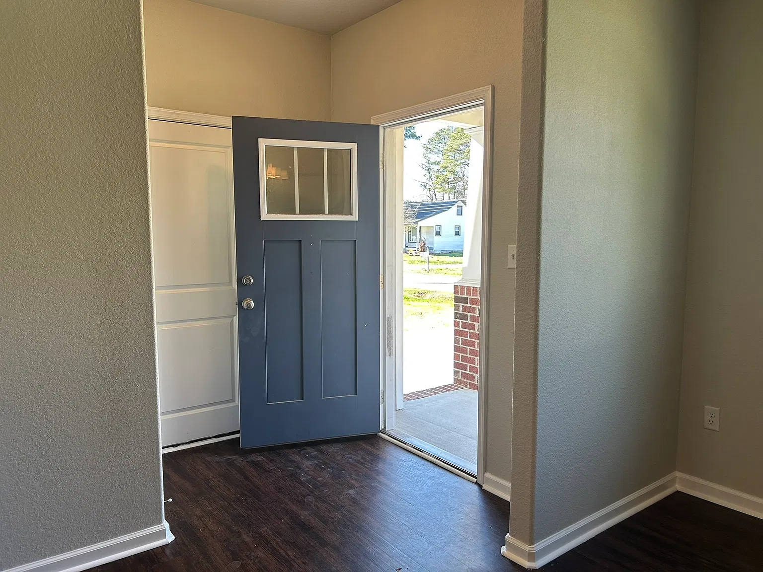 4 bed, 2050 sqft, $2,995 — Photo 4