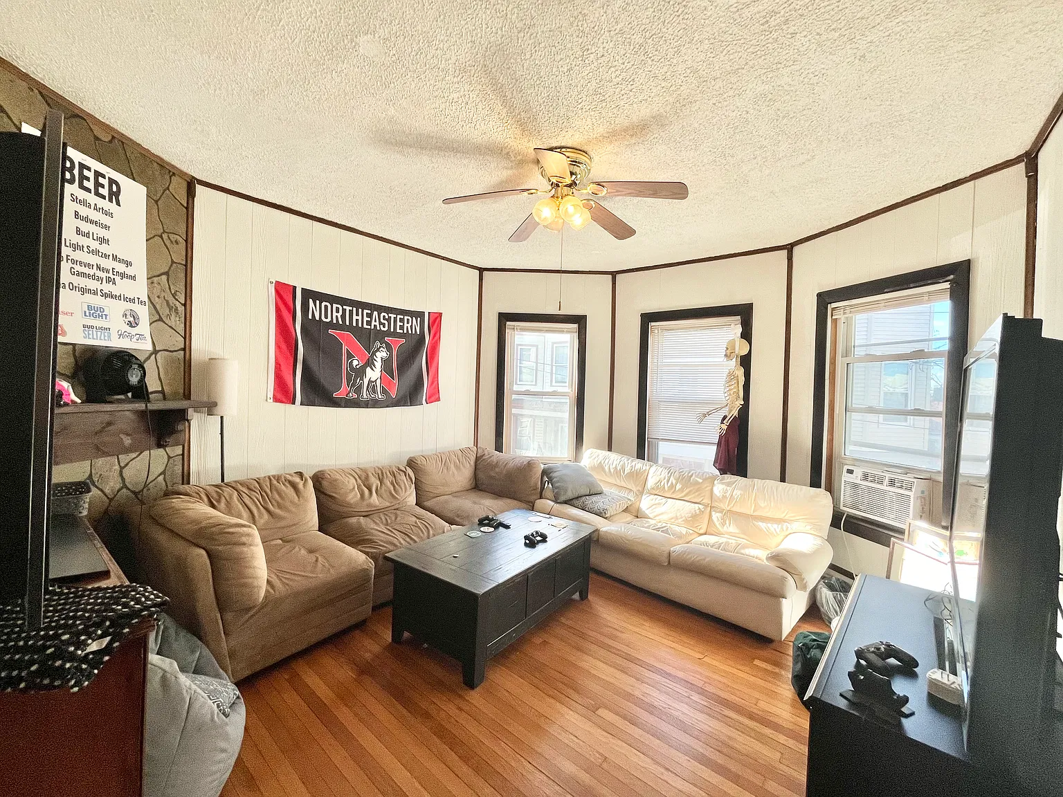 4 bed, 9999 sqft, $5,000 — Photo 1