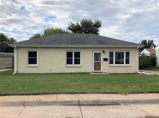 143 W 6th Ave, Holdrege, NE 68949