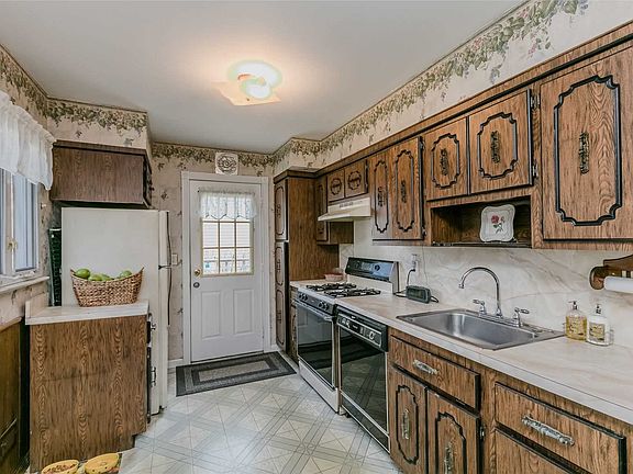 5th image of 30 Royal Ln