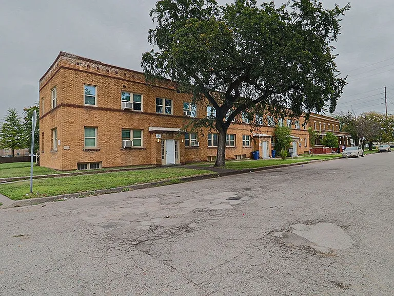 306 E Pine St — Photo 2