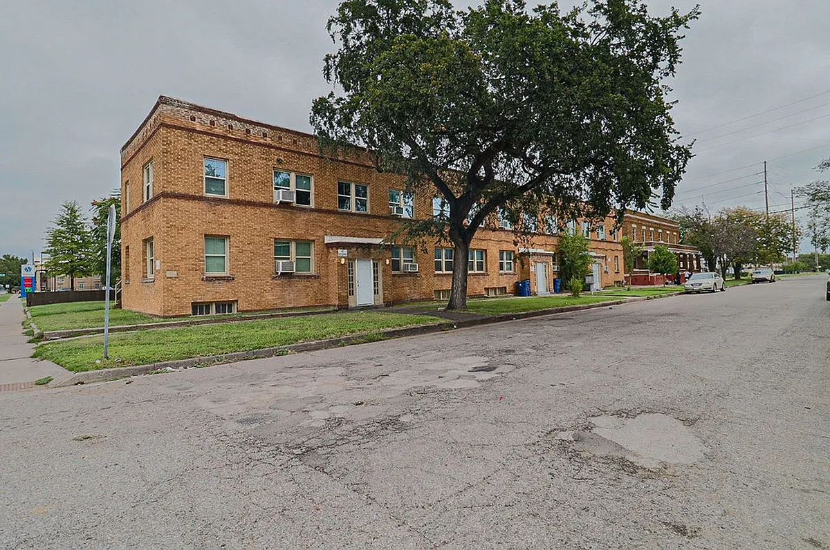 Building Photo - 306 E Pine St
