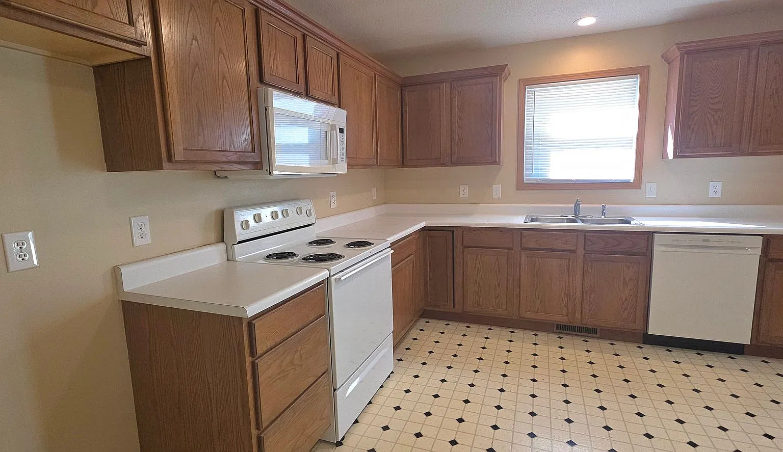 Nice 3 Bedroom 2 Bath in Strafford! $1395 — Photo 4