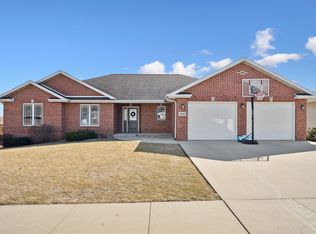 618 Meadowland Ct, Epworth, IA 52045