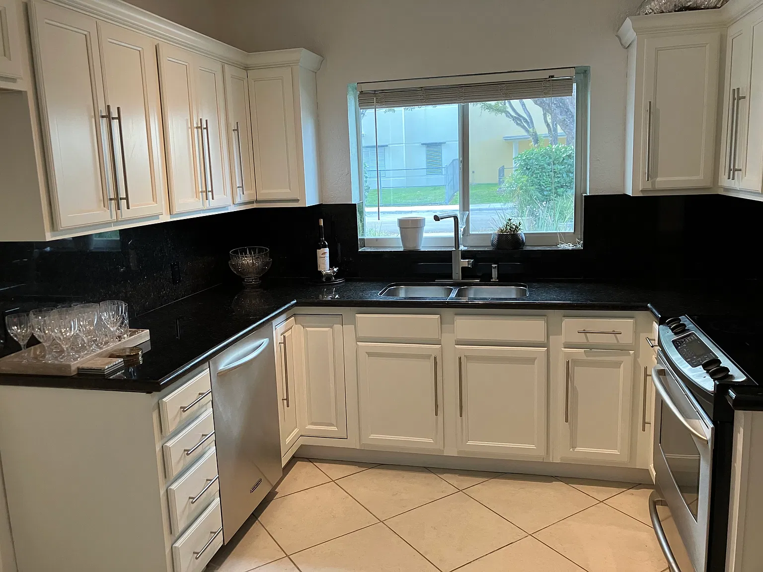 3 bed, 2105 sqft, $4,590 — Photo 3