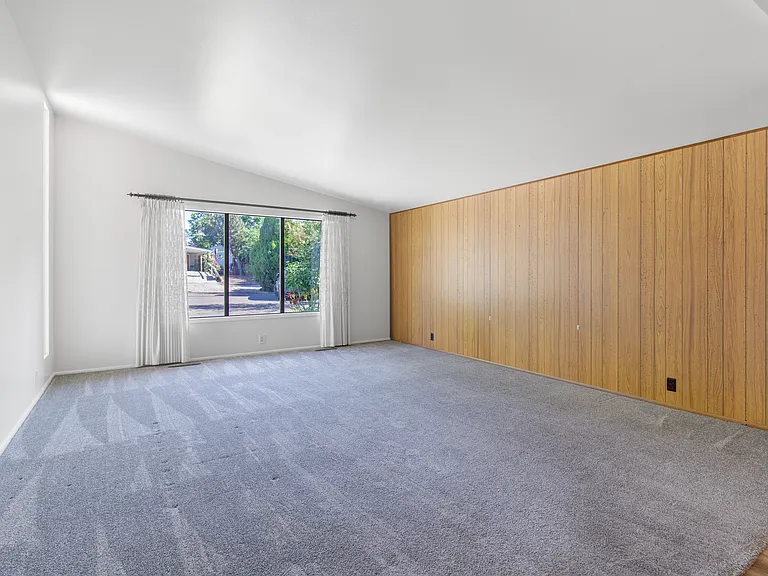 2044 Sunrise Cir — Photo 10