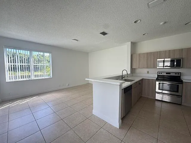 686 Lone Pine Ln — Photo 6