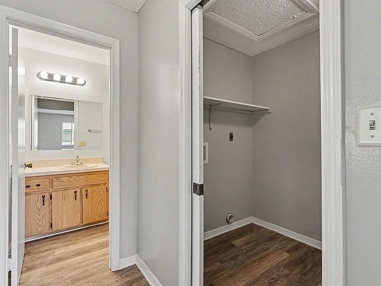 2280-2286 Fox Hollow Dr — Photo 7