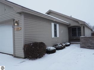 1163 Hemingway Ln, Traverse City, MI 49686