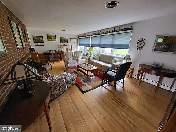 4th image of 910 Nelson St