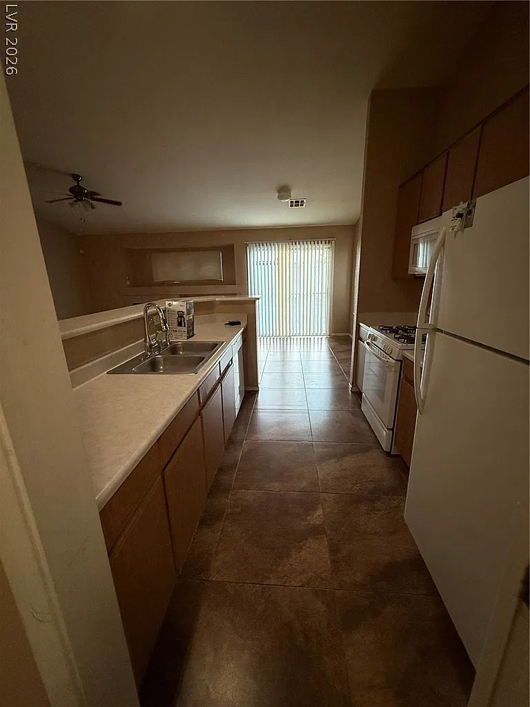 3 bed, 2.0 bath, 1141 sqft, $1,800 — Photo 3