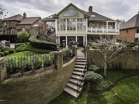 3rd image of 1105 Balmoral Dr