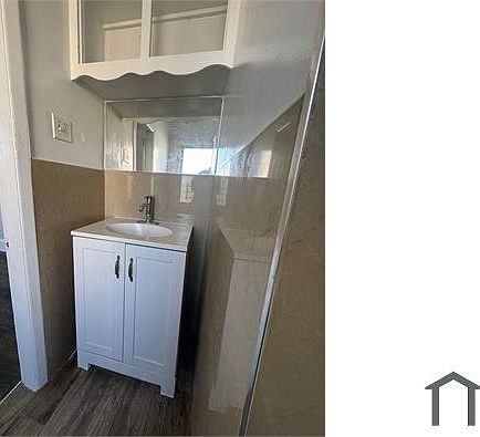 2nd image of 122 Oak St
