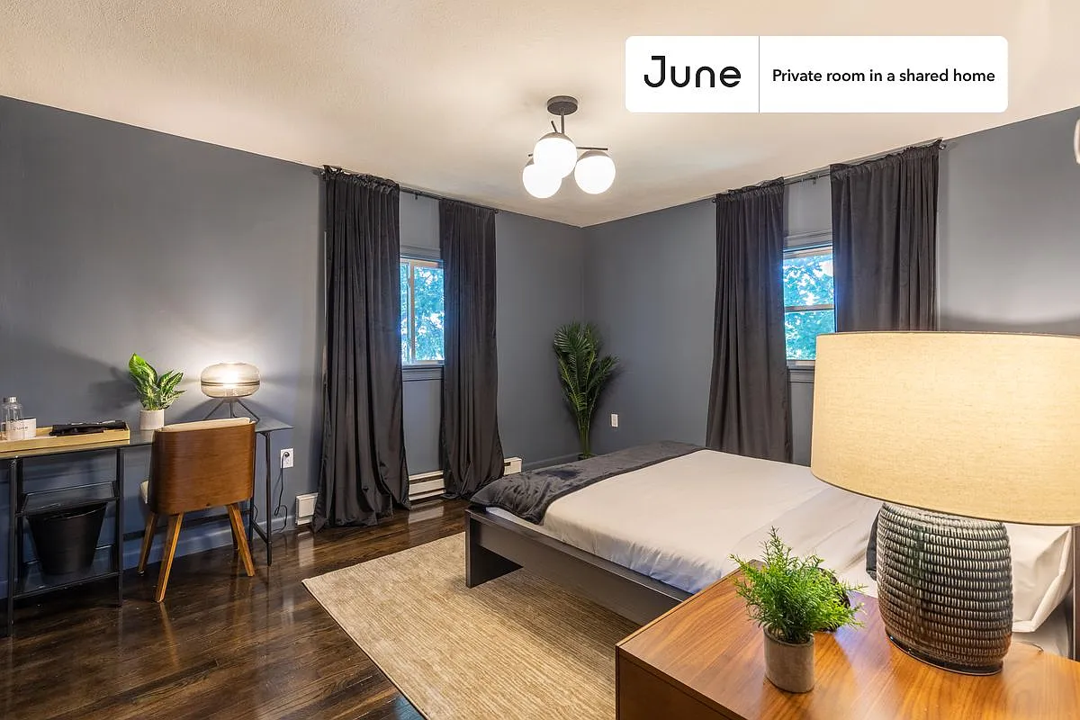 Queen bedroom in 6 bed/4 bath home in Brighton #206 E — Photo 3