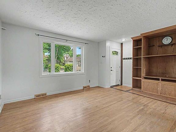 3rd image of 2056 N Cottonwood Cres SE