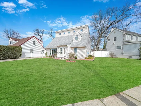 9 Pine Lane, Valley Stream, NY 11581