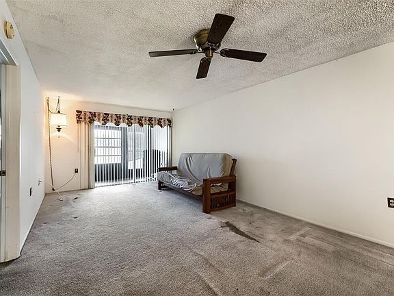 4th image of 11210 CARRIAGE HILL DRIVE #6