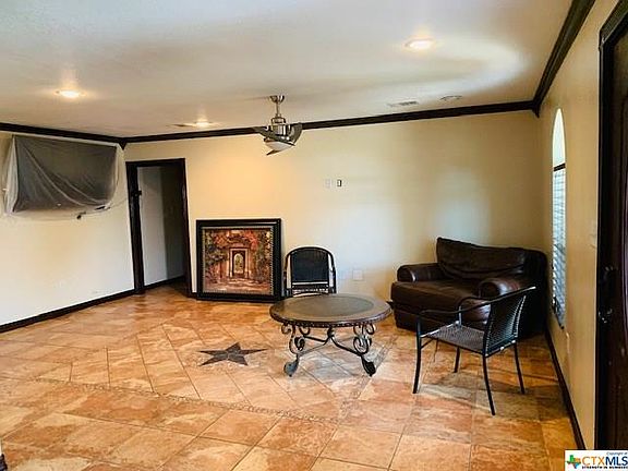 3rd image of 206 W Avenue E