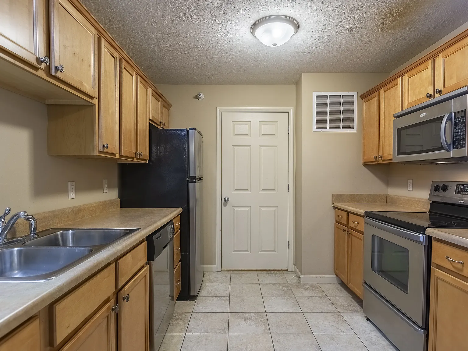 Square 131 - 4880 - 12 Plex — Photo 3